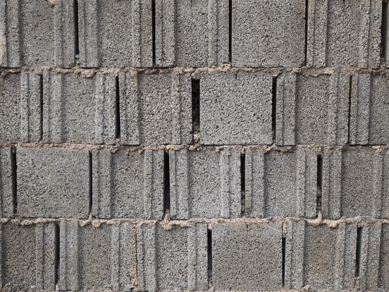 Mur en blocs de béton gris montés au mortier